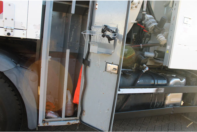 Vakuumska cisterna MAN TGM 26.340 + RIVARD 11.8M3 + PUMP + EURO 6: slika 19 Vakuumska cisterna MAN TGM 26.340 + RIVARD 11.8M3 + PUMP + EURO 6: slika 19