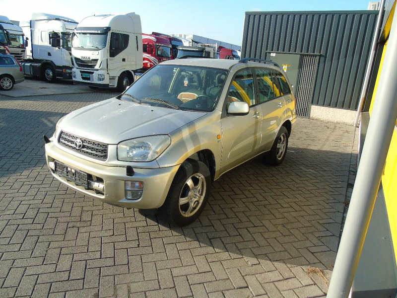 Toyota RAV4 + 4X4 + AUTOMAT + PETROL - SUVSUV: slika 2 Toyota RAV4 + 4X4 + AUTOMAT + PETROL - SUVSUV: slika 2