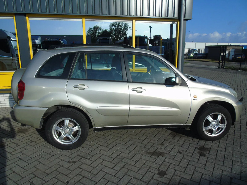 Toyota RAV4 + 4X4 + AUTOMAT + PETROL - SUVSUV: slika 3 Toyota RAV4 + 4X4 + AUTOMAT + PETROL - SUVSUV: slika 3