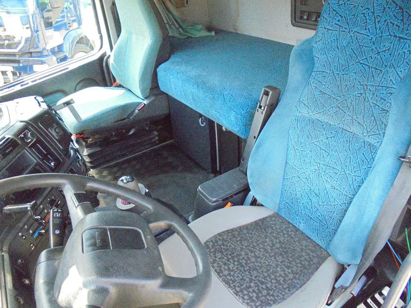 Volvo FH 12.420 + Euro 2 + 6x2 + Manual - Kamion sa golom šasijom i zatvorenom kabinom: slika 4 Volvo FH 12.420 + Euro 2 + 6x2 + Manual - Kamion sa golom šasijom i zatvorenom kabinom: slika 4