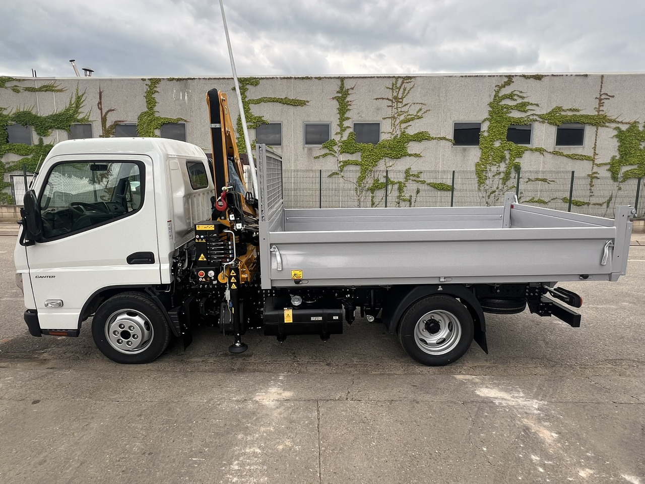 FUSO 35 3S - Kamion sa dizalicom: slika 2 FUSO 35 3S - Kamion sa dizalicom: slika 2
