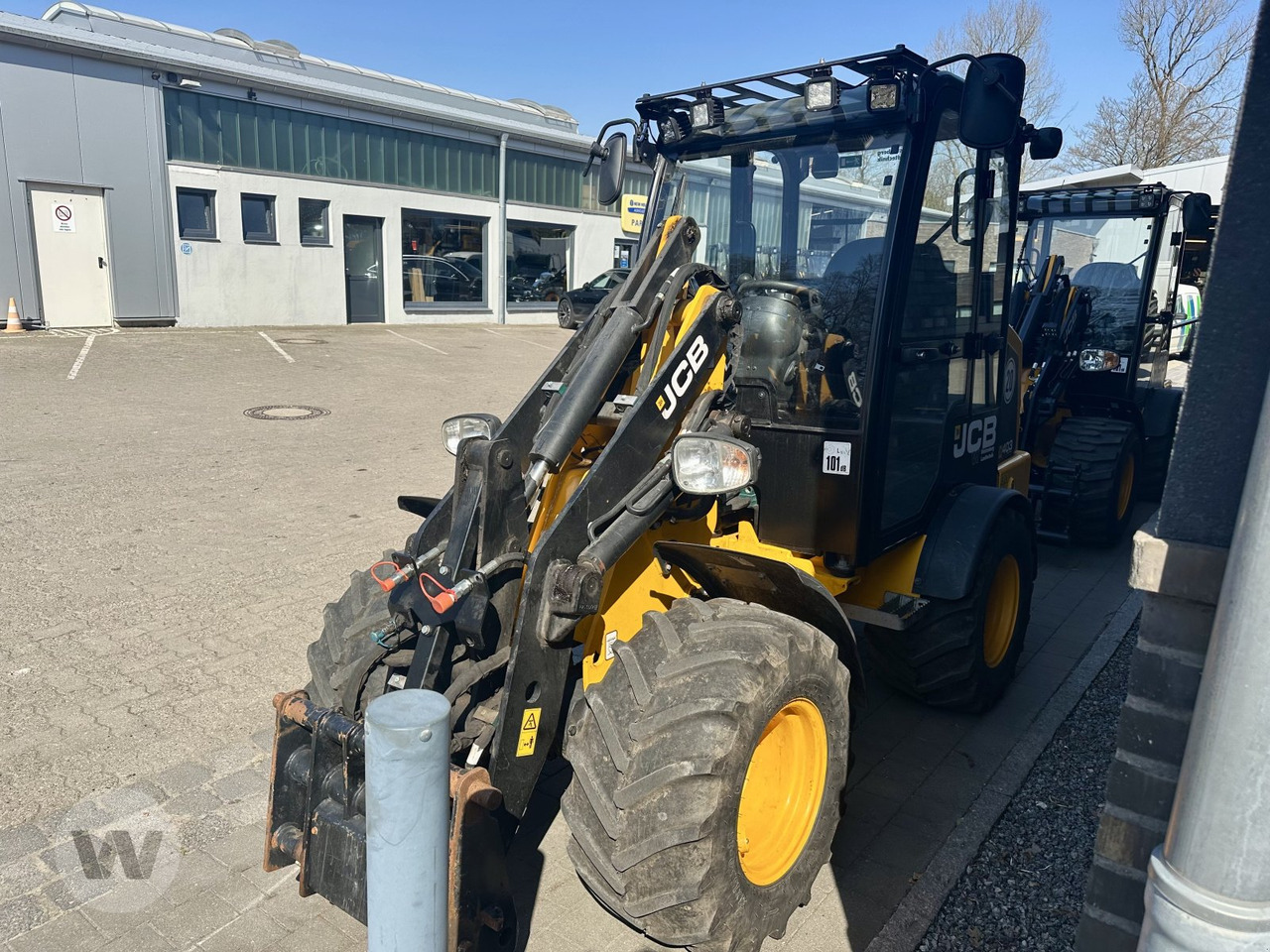 JCB 403 AGRI - Zglobni utovarivač: slika 4 JCB 403 AGRI - Zglobni utovarivač: slika 4