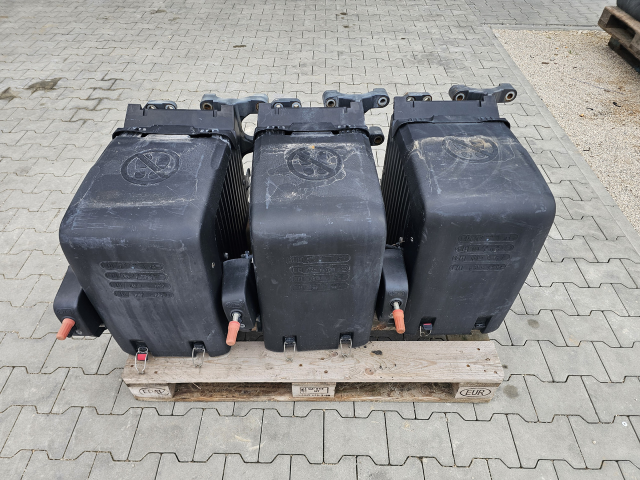DAF XF106 EURO 6 / VERTICAL BATTERY BOX - Baterija: slika 1 DAF XF106 EURO 6 / VERTICAL BATTERY BOX - Baterija: slika 1