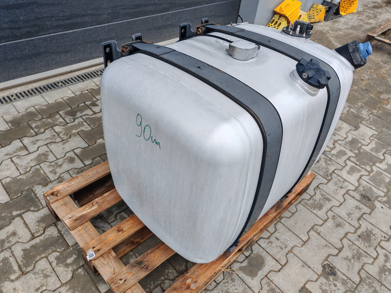 MERCEDES-BENZ ACTROS MP4 / FUEL & ADBLUE TANK / 300L - Rezervoar za gorivo: slika 3 MERCEDES-BENZ ACTROS MP4 / FUEL & ADBLUE TANK / 300L - Rezervoar za gorivo: slika 3