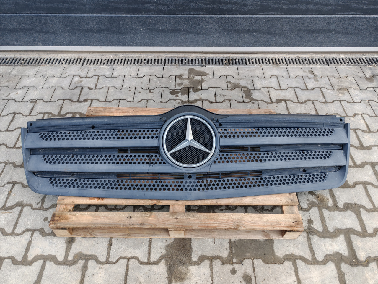 MERCEDES-BENZ ATEGO MP4 EURO 6 / FRONT GRILL - Rešetka: slika 2 MERCEDES-BENZ ATEGO MP4 EURO 6 / FRONT GRILL - Rešetka: slika 2