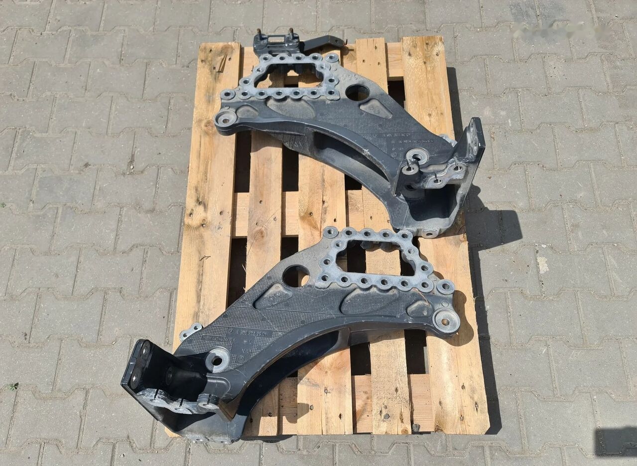 Mocowanie resora Mercedes-Benz ACTROS MP4 truck - Karoserija i eksterijer za Kamion: slika 1 Mocowanie resora Mercedes-Benz ACTROS MP4 truck - Karoserija i eksterijer za Kamion: slika 1