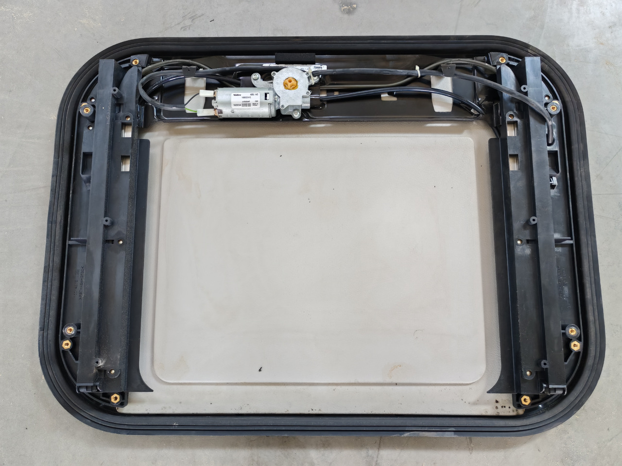 RENAULT RANGE T / SUNROOF / 7484505331 - Staklo i delovi: slika 2 RENAULT RANGE T / SUNROOF / 7484505331 - Staklo i delovi: slika 2