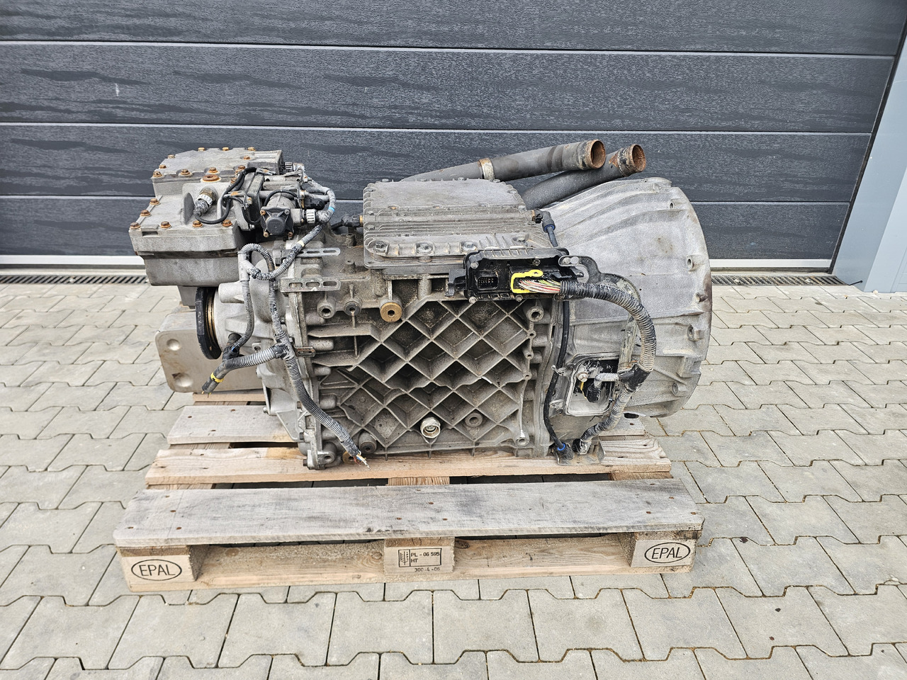 VOLVO FH FM FMX / SPO2812 / RETARDER / CRAWLER / COMPLETE GEARBOX - Menjač: slika 1 VOLVO FH FM FMX / SPO2812 / RETARDER / CRAWLER / COMPLETE GEARBOX - Menjač: slika 1
