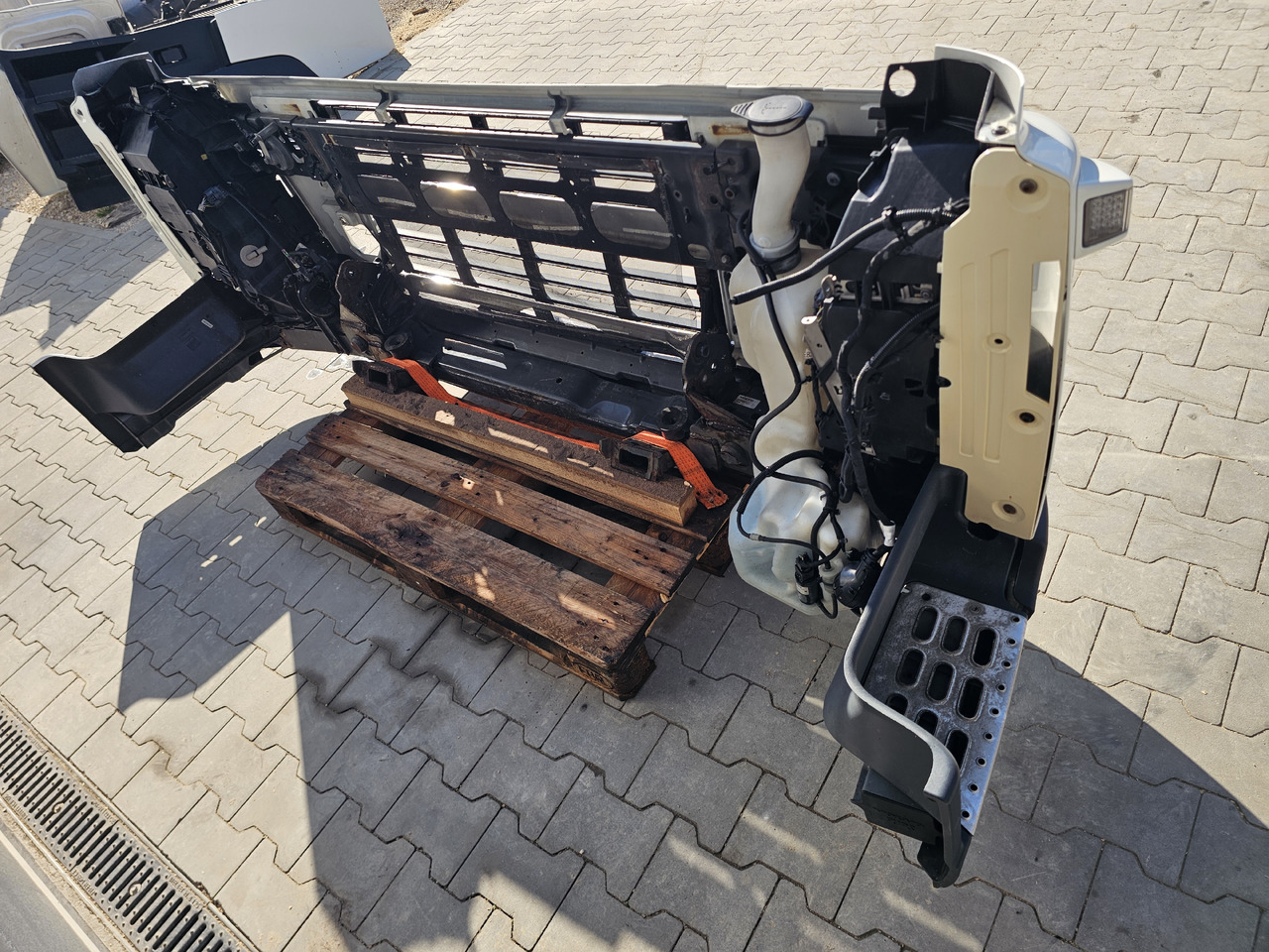 VOLVO FM 3 / COMPLETE FRONT BUMPER - Branik: slika 4 VOLVO FM 3 / COMPLETE FRONT BUMPER - Branik: slika 4