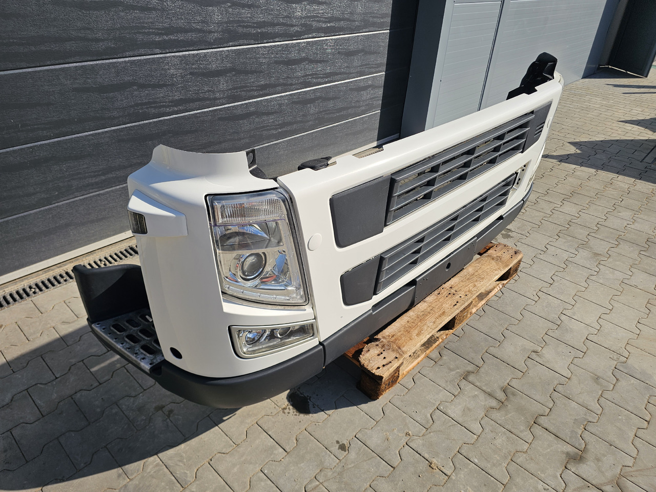 VOLVO FM 3 / COMPLETE FRONT BUMPER - Branik: slika 2 VOLVO FM 3 / COMPLETE FRONT BUMPER - Branik: slika 2