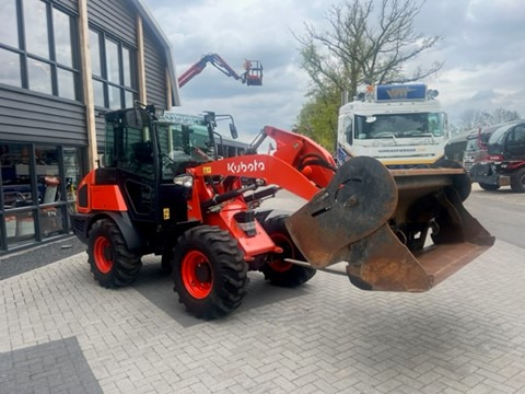 KUBOTA R082 - Utovarivač točkaš: slika 2 KUBOTA R082 - Utovarivač točkaš: slika 2