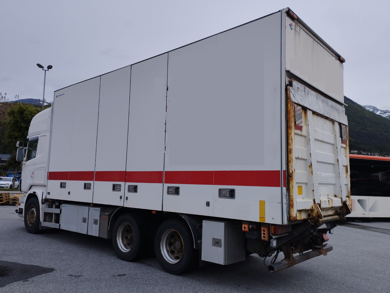 SCANIA R560 6x2,retarder,isolated box - Kamion sa zatvorenim sandukom: slika 3 SCANIA R560 6x2,retarder,isolated box - Kamion sa zatvorenim sandukom: slika 3