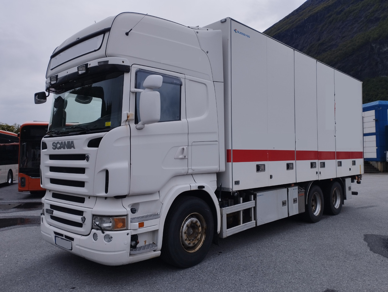 SCANIA R560 6x2,retarder,isolated box - Kamion sa zatvorenim sandukom: slika 1 SCANIA R560 6x2,retarder,isolated box - Kamion sa zatvorenim sandukom: slika 1