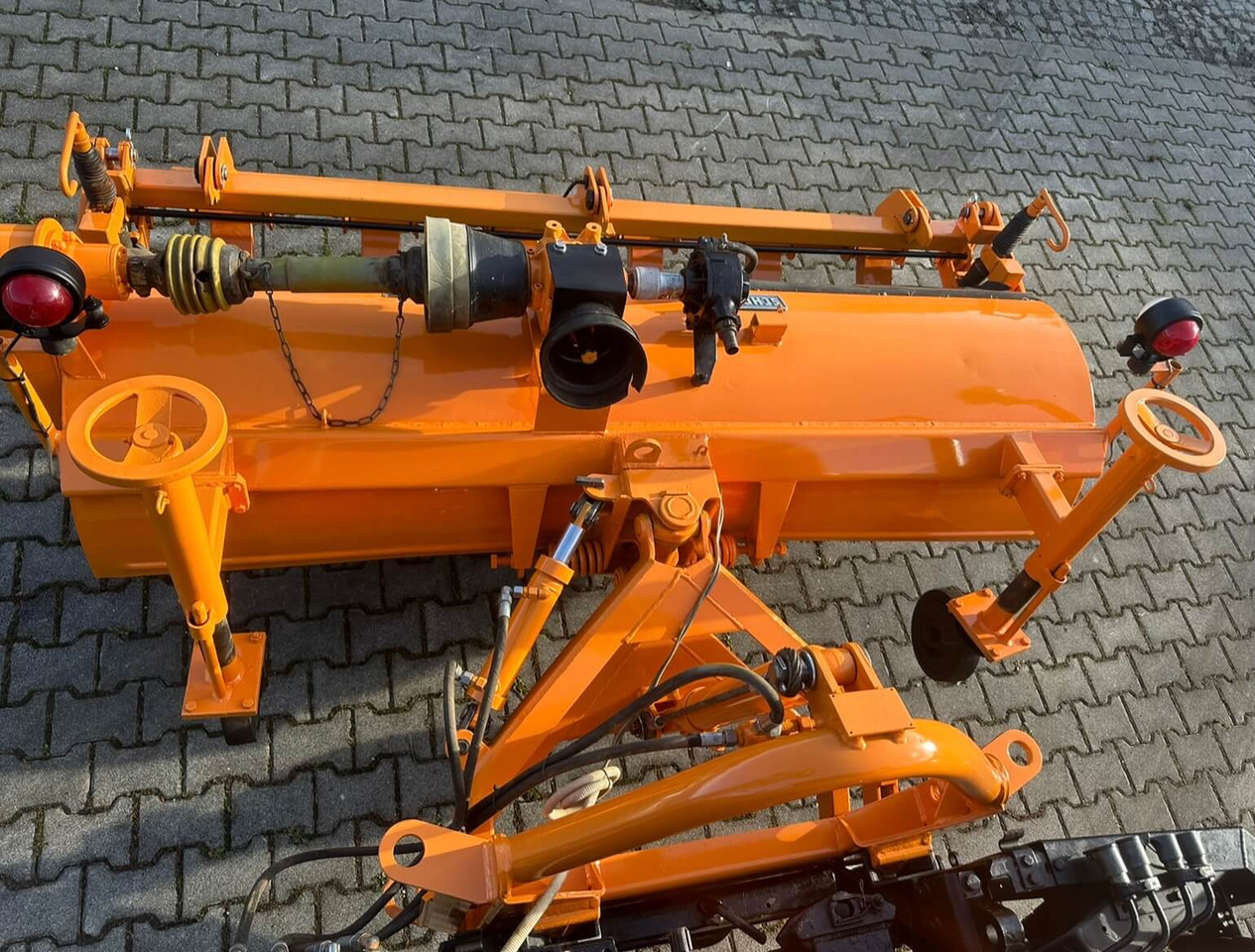 Unimog Frontanbaukehrbesen Schmidt VKS4.2 - Metle: slika 4 Unimog Frontanbaukehrbesen Schmidt VKS4.2 - Metle: slika 4