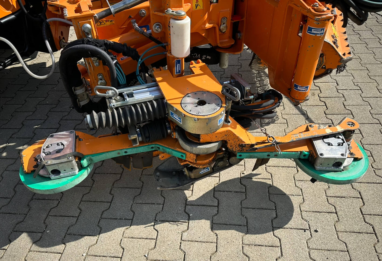 Unimog Leitpfostenausmähgerät / Randstreifenmähger - Kranska kosilica: slika 4 Unimog Leitpfostenausmähgerät / Randstreifenmähger - Kranska kosilica: slika 4