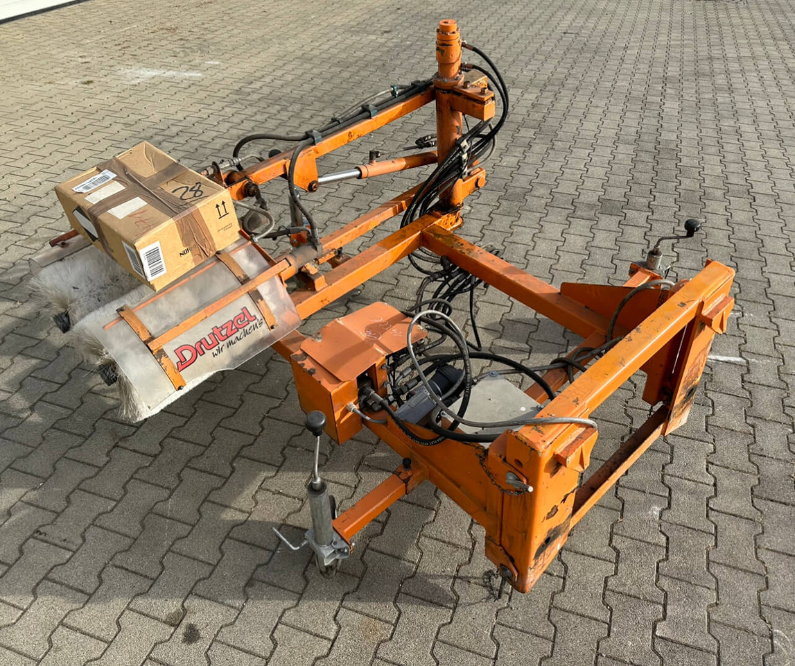 Unimog Leitpfostenwaschgerät Drutzel LWG-U-300 - Metle: slika 1 Unimog Leitpfostenwaschgerät Drutzel LWG-U-300 - Metle: slika 1