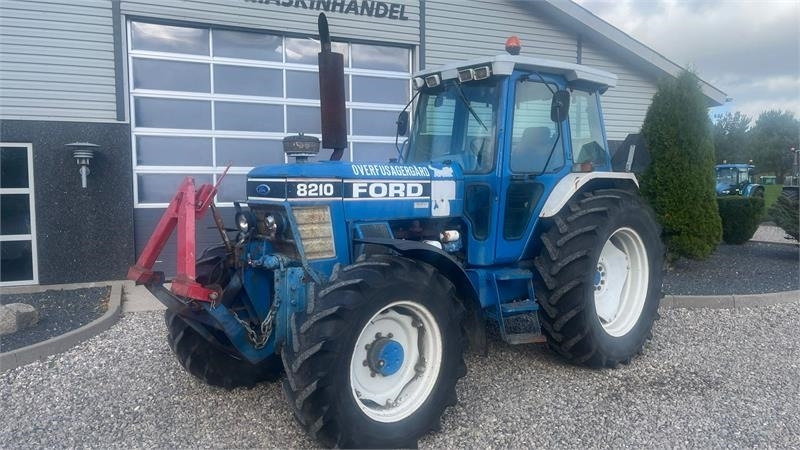 Ford 8210 Force II Med frontlift - Traktor: slika 2 Ford 8210 Force II Med frontlift - Traktor: slika 2