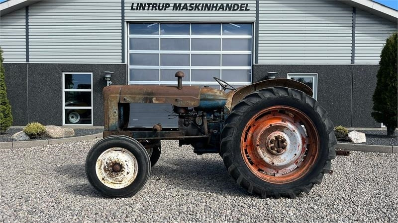 Fordson Major Motoren mangler, men mange god dele.  - Traktor: slika 1 Fordson Major Motoren mangler, men mange god dele.  - Traktor: slika 1