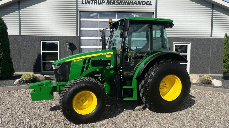 John Deere 5090 M Med græsdæk - Traktor: slika 1 John Deere 5090 M Med græsdæk - Traktor: slika 1
