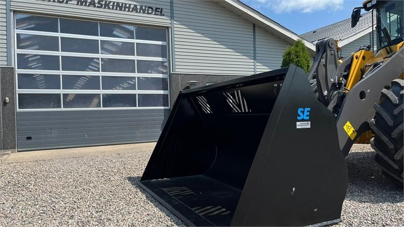 Kašika za Građevinska mašina SE AB 4m3 skovl med Volvo beslag på. Den er 2.75m: slika 1
