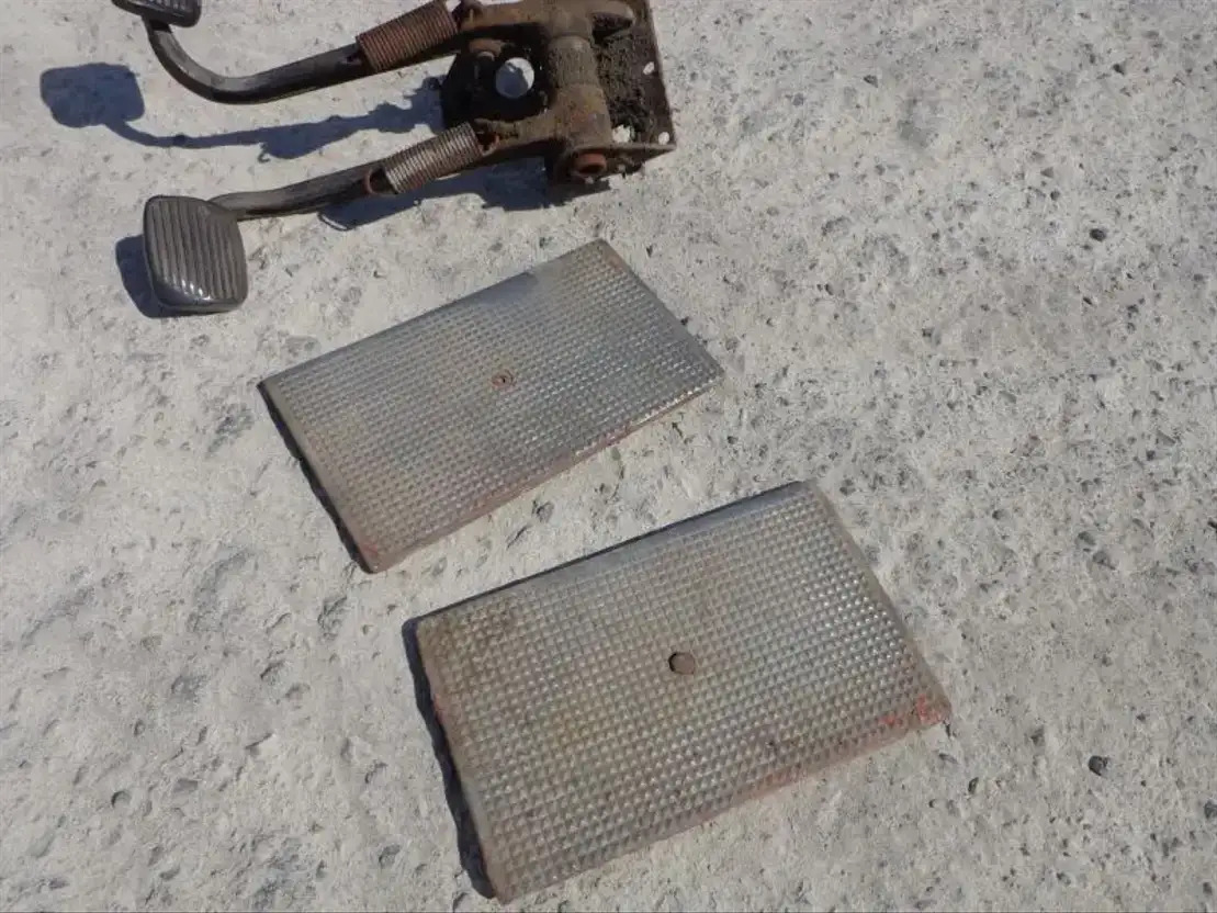 Scania Brake AND Clutch Pedal From Scania LB 0 AND LB1 Serie - Pedala za Kamion: slika 3 Scania Brake AND Clutch Pedal From Scania LB 0 AND LB1 Serie - Pedala za Kamion: slika 3