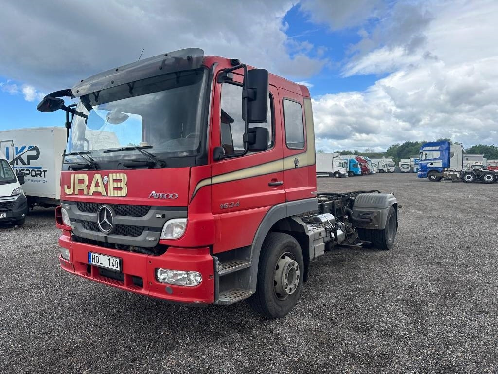 Mercedes-Benz 1524 L Serie 6556 - Kamion sa golom šasijom i zatvorenom kabinom: slika 2 Mercedes-Benz 1524 L Serie 6556 - Kamion sa golom šasijom i zatvorenom kabinom: slika 2