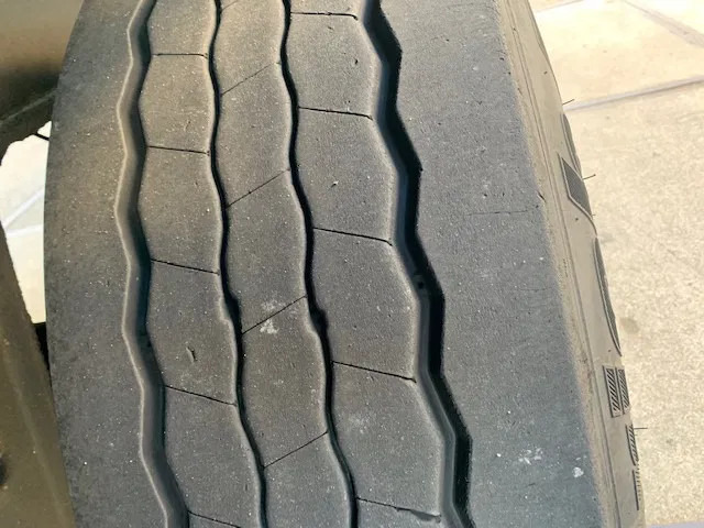 Poluprikolica sa zatvorenim sandukom Vogelzang Closed box insulated lift axle MOT 06-2026 TOP Condition: slika 14 Poluprikolica sa zatvorenim sandukom Vogelzang Closed box insulated lift axle MOT 06-2026 TOP Condition: slika 14