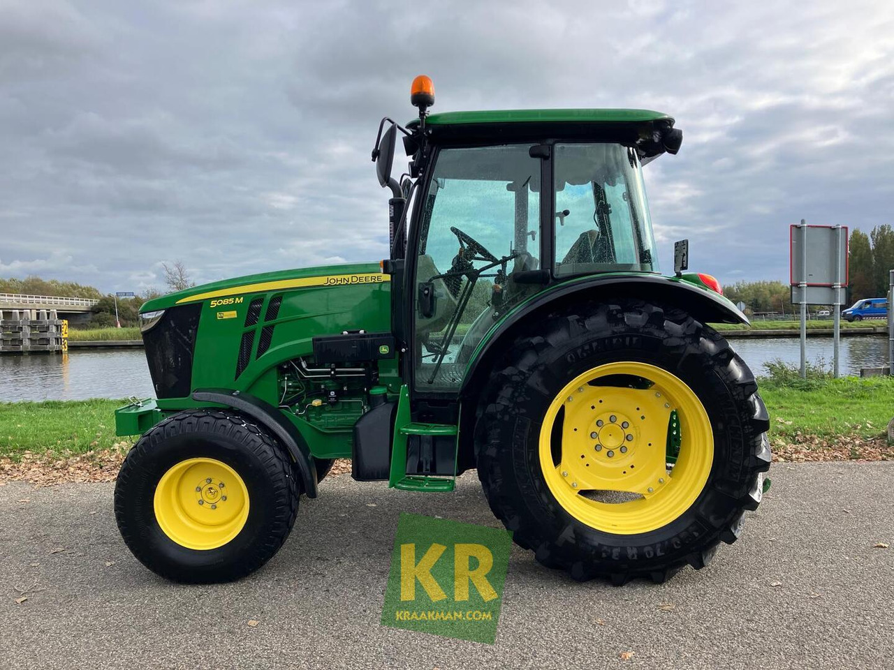 John Deere 5085M - Traktor: slika 2 John Deere 5085M - Traktor: slika 2