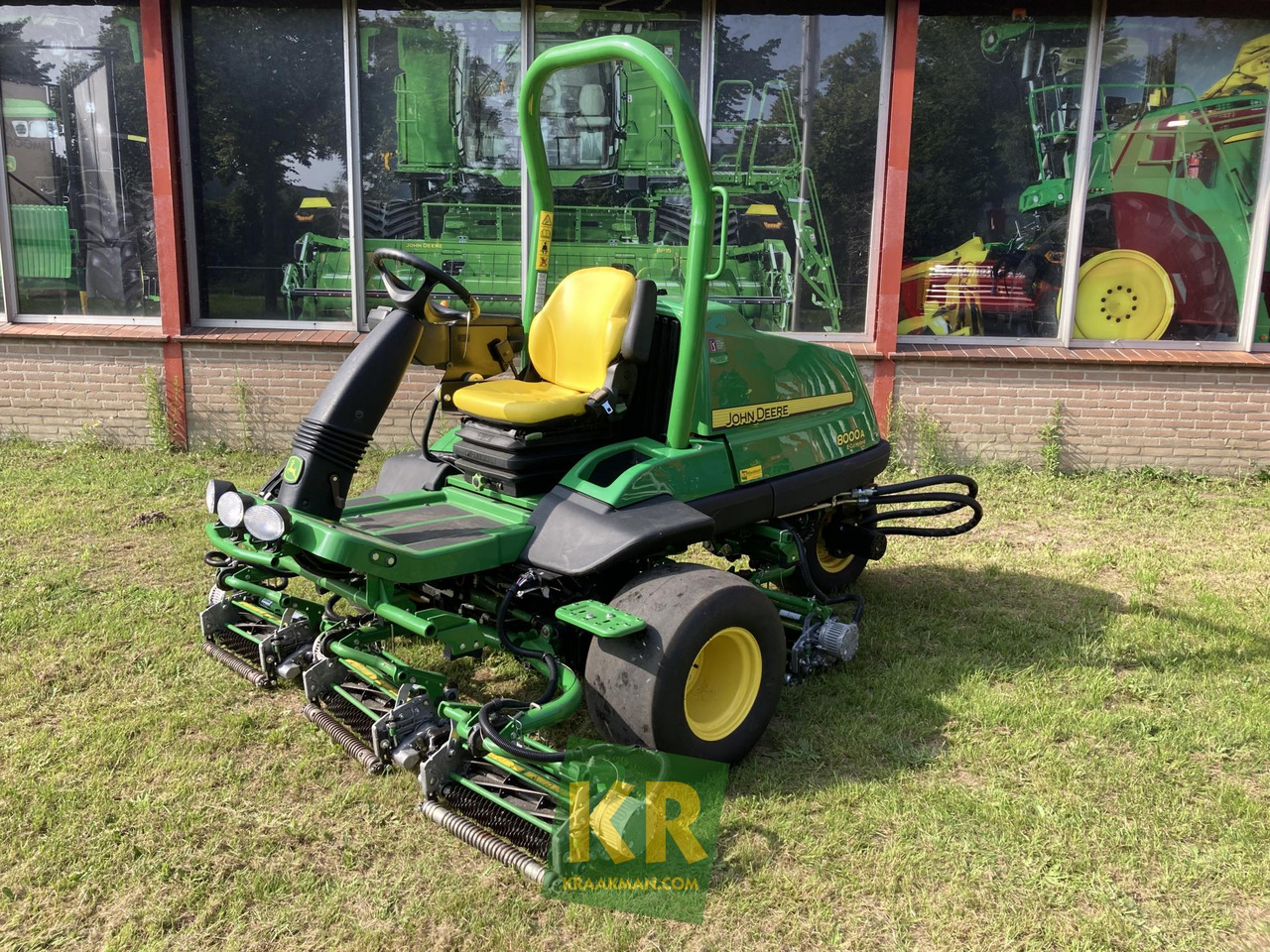 John Deere 8000A E-CUT - Baštenska kosačica: slika 1 John Deere 8000A E-CUT - Baštenska kosačica: slika 1