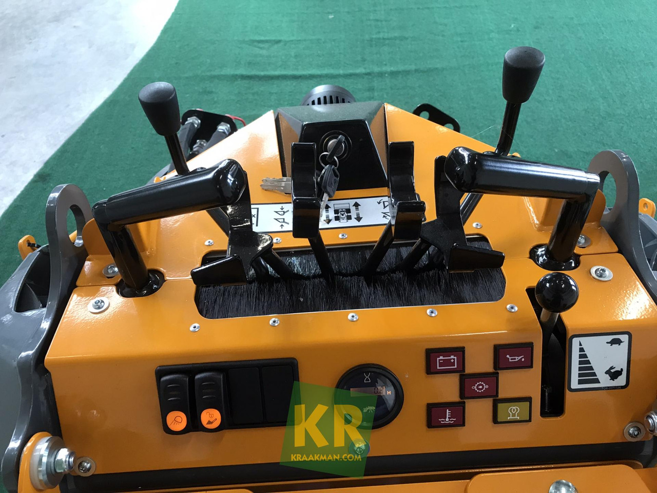 Mini utovarivač novi SK252D Giant: slika 8 Mini utovarivač novi SK252D Giant: slika 8