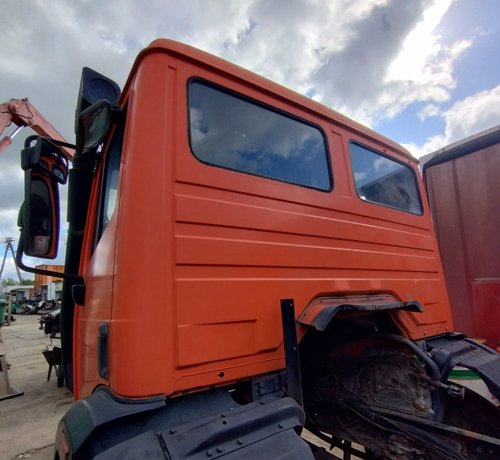 KABINA MERCEDES 1217 1417 1617 1820 1824 1827 - Kabina i enterijer: slika 4 KABINA MERCEDES 1217 1417 1617 1820 1824 1827 - Kabina i enterijer: slika 4