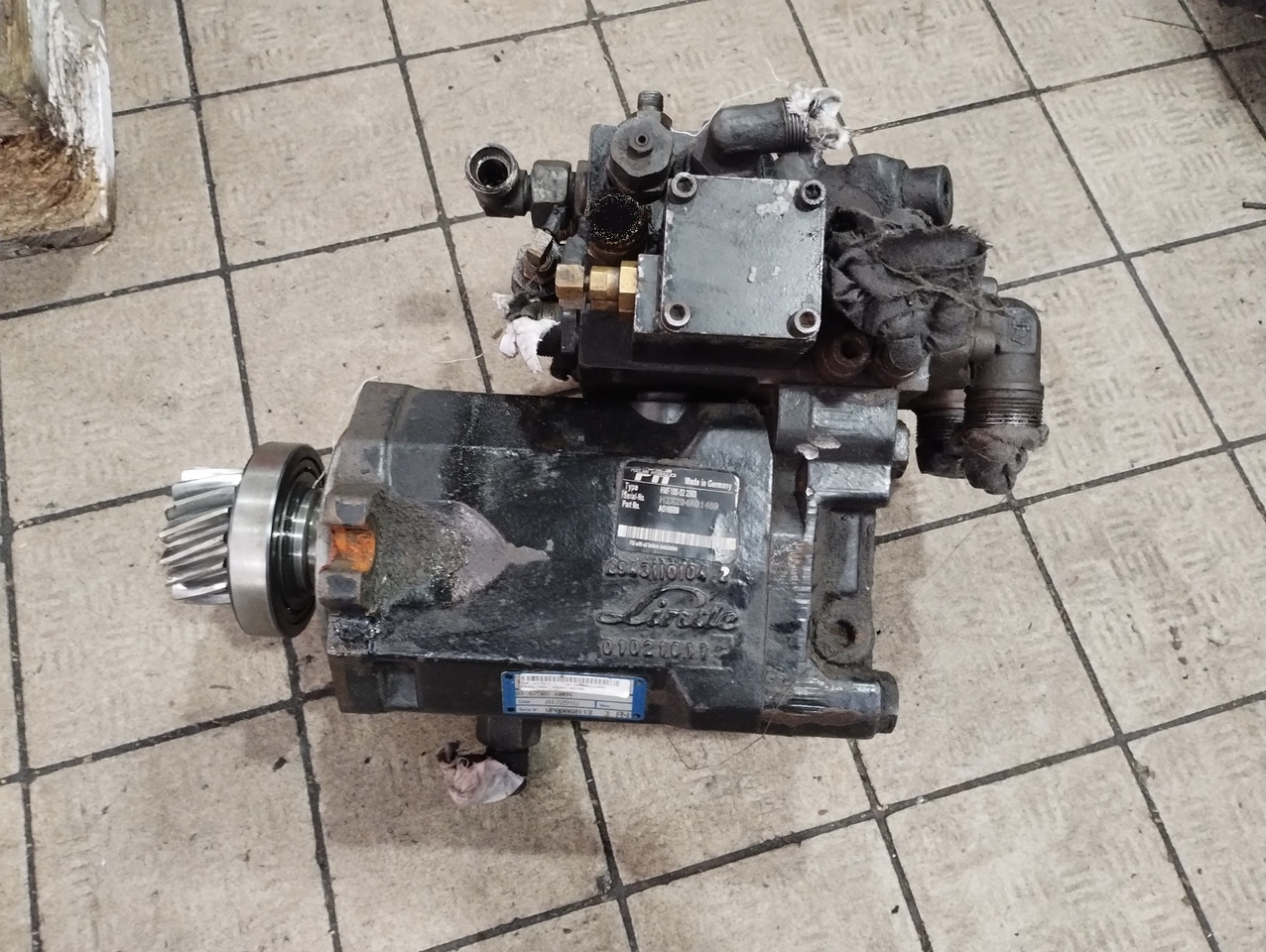 MAN POMPA ROZDZIELACZ NAPEDU HYDRODRIVE MAN TGA TGS 81676506105 81675016084 - Osovina i delovi: slika 1 MAN POMPA ROZDZIELACZ NAPEDU HYDRODRIVE MAN TGA TGS 81676506105 81675016084 - Osovina i delovi: slika 1