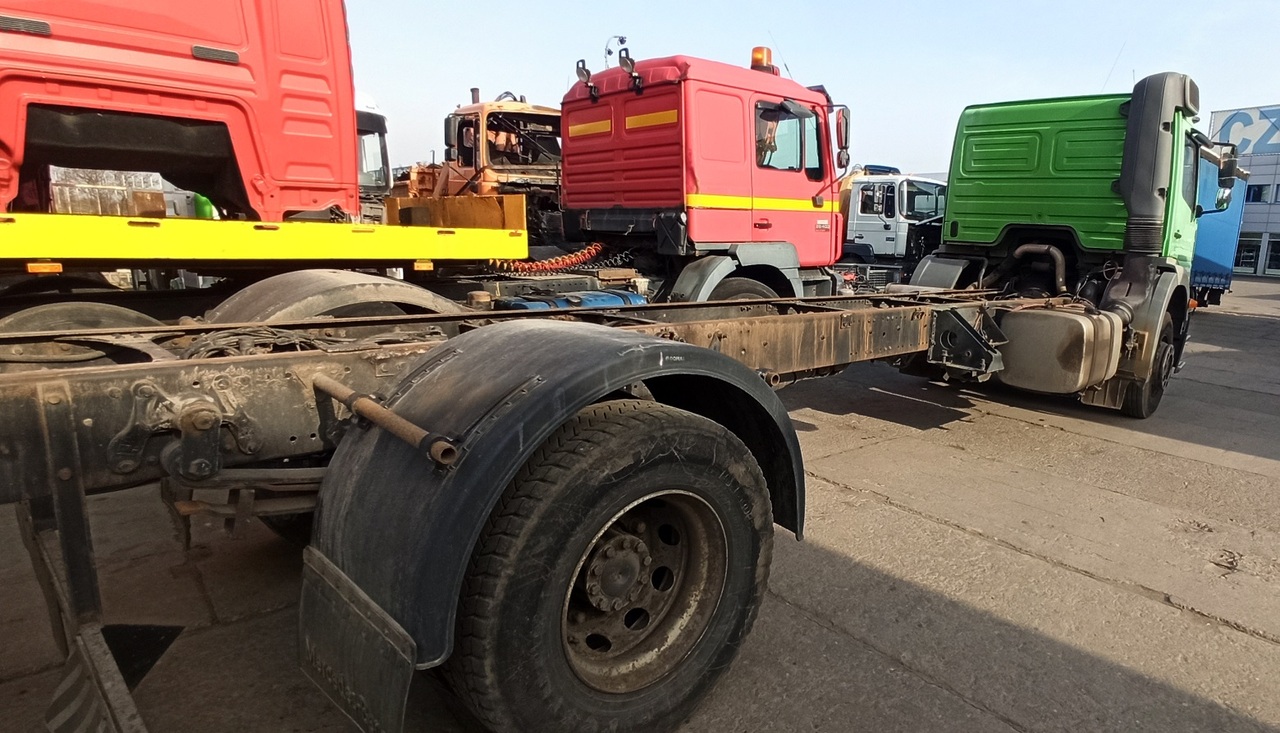MERCEDES-BENZ ATEGO 1823 - Kamion sa golom šasijom i zatvorenom kabinom: slika 2 MERCEDES-BENZ ATEGO 1823 - Kamion sa golom šasijom i zatvorenom kabinom: slika 2