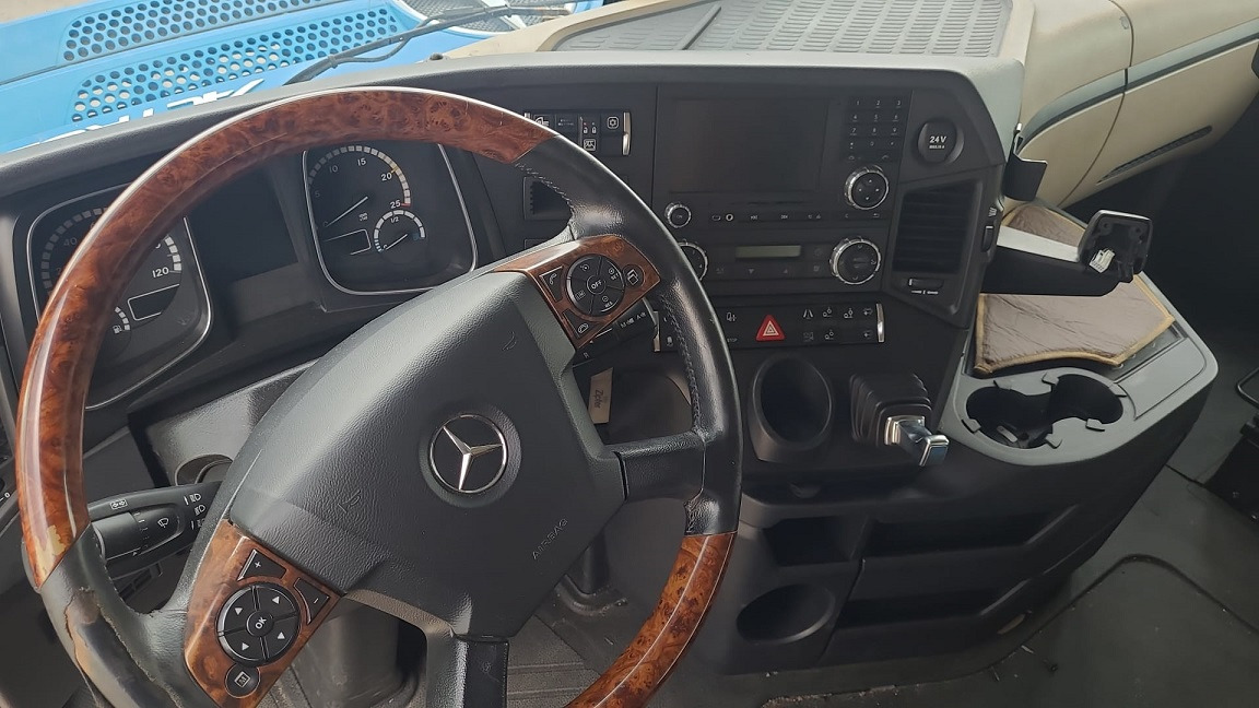 MERCEDES-BENZ Actros MP4 BIG SPACE - Kabina i enterijer za Kamion: slika 4 MERCEDES-BENZ Actros MP4 BIG SPACE - Kabina i enterijer za Kamion: slika 4