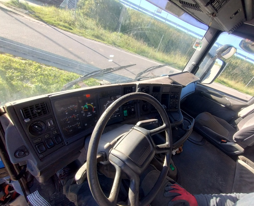 SCANIA R 114 380 6x2 - Kamion sa golom šasijom i zatvorenom kabinom: slika 4 SCANIA R 114 380 6x2 - Kamion sa golom šasijom i zatvorenom kabinom: slika 4