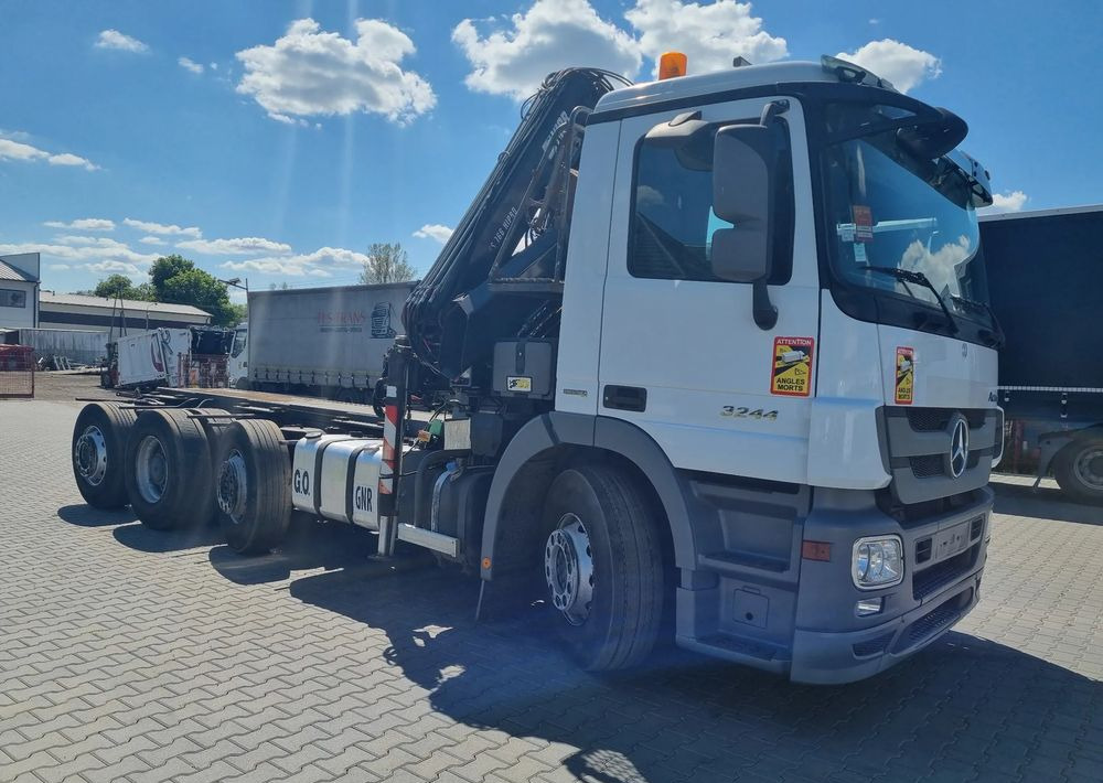 Mercedes-Benz Actros 3244 - Kamion sa golom šasijom i zatvorenom kabinom: slika 3 Mercedes-Benz Actros 3244 - Kamion sa golom šasijom i zatvorenom kabinom: slika 3