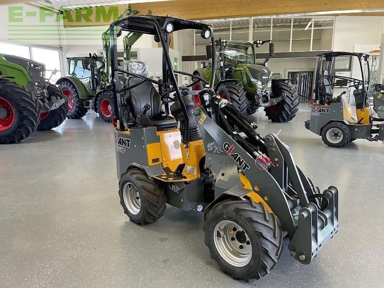 Giant g1200 hd - Mini bager: slika 1 Giant g1200 hd - Mini bager: slika 1