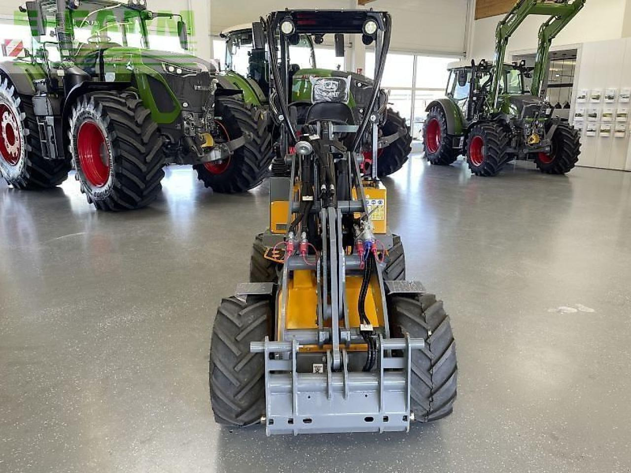 Giant g1200 hd - Mini bager: slika 3 Giant g1200 hd - Mini bager: slika 3
