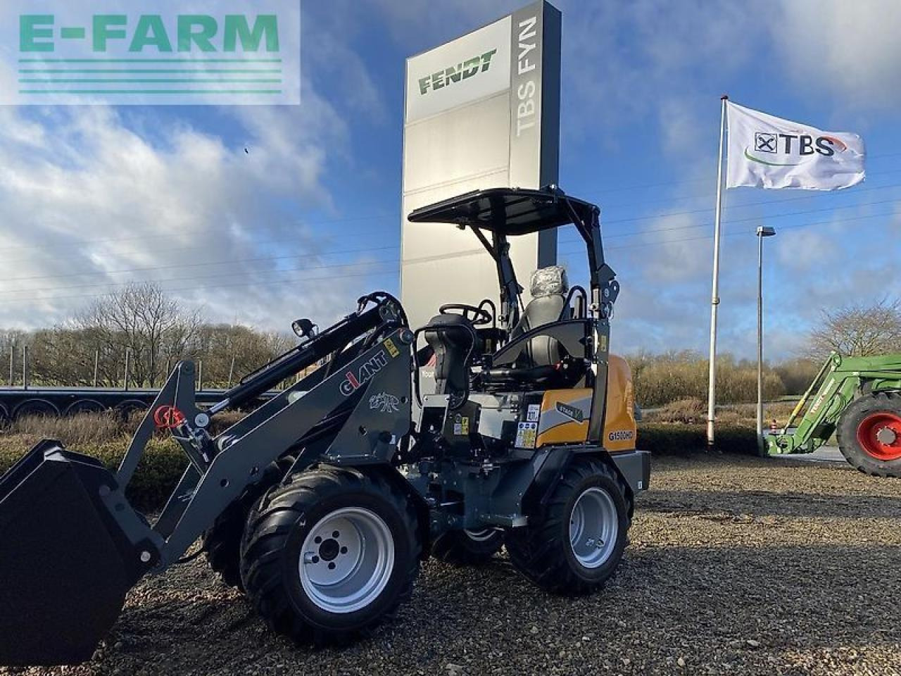 Giant g1500 hd - Mini bager: slika 1 Giant g1500 hd - Mini bager: slika 1
