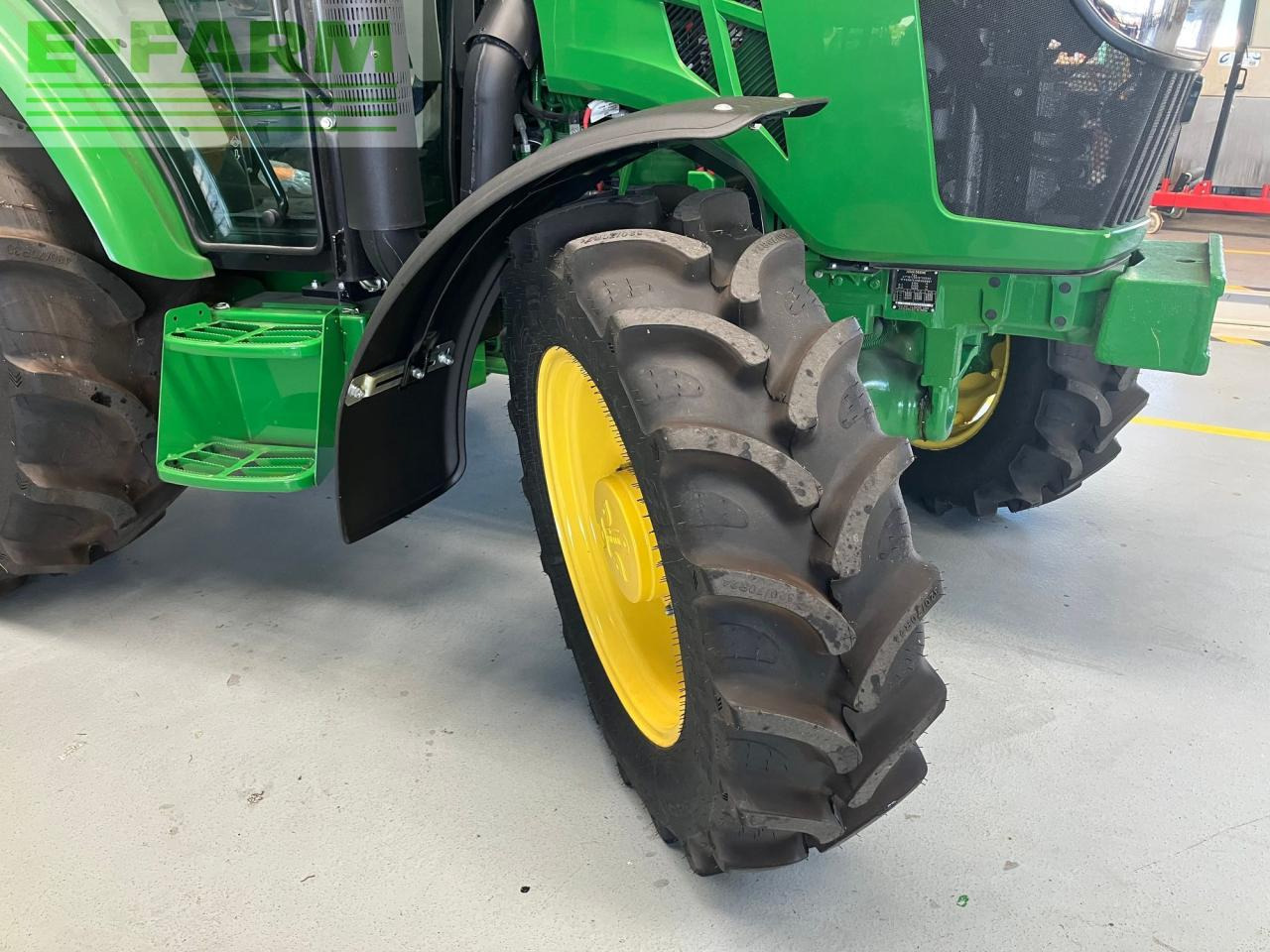 Traktor John Deere 5067E: slika 13