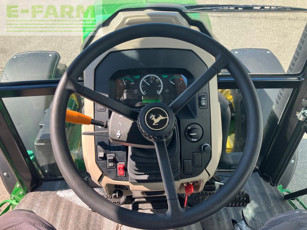Traktor John Deere 5067E: slika 24