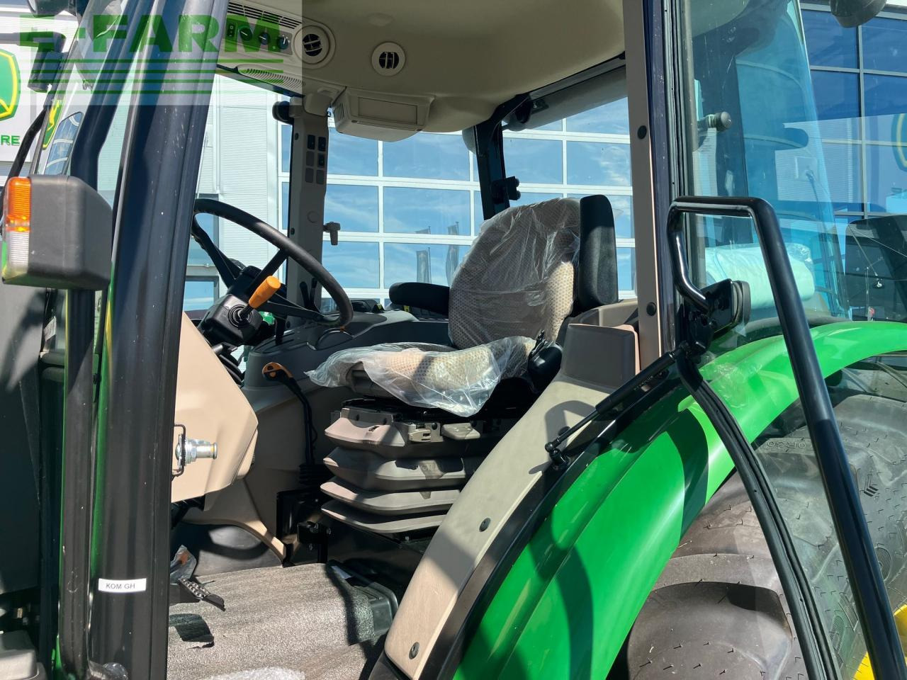 Traktor John Deere 5067E: slika 12