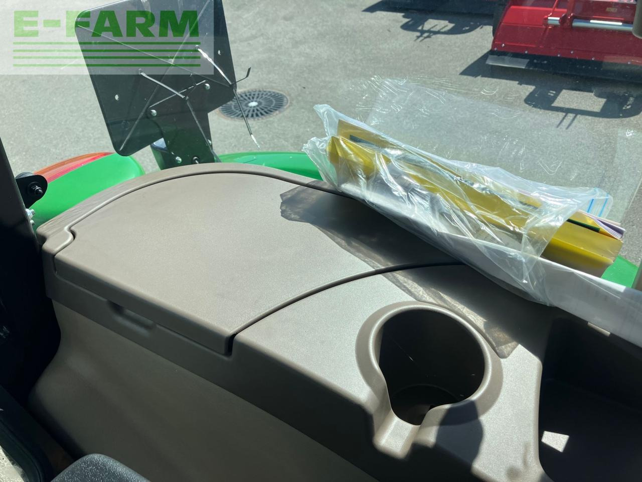 Traktor John Deere 5067E: slika 17