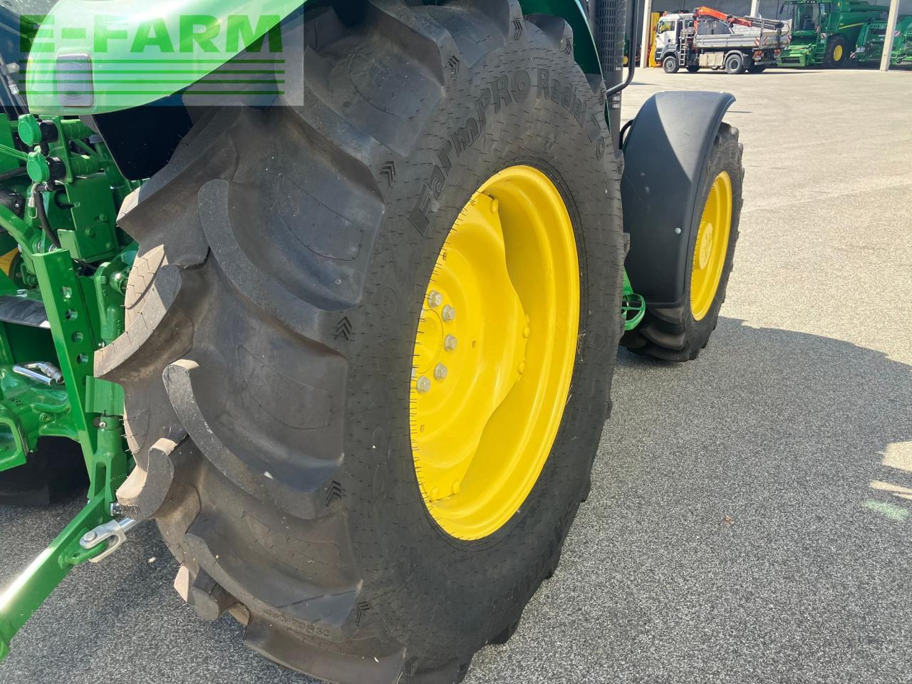 Traktor John Deere 5067E: slika 34