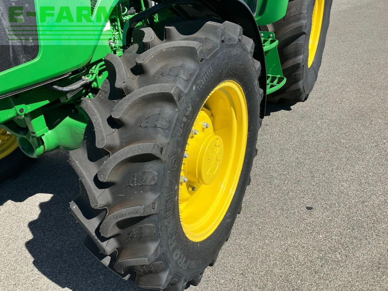 Traktor John Deere 5067E: slika 25