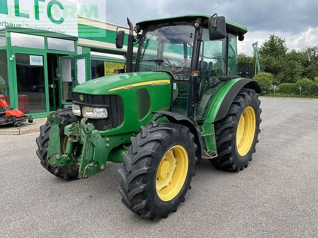 John Deere 5820 - Traktor: slika 1 John Deere 5820 - Traktor: slika 1