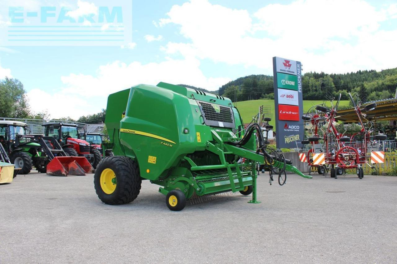 John Deere f 440m - Balirka za kockaste bale: slika 1 John Deere f 440m - Balirka za kockaste bale: slika 1