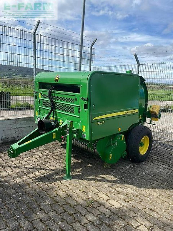 John Deere f440e - Balirka za kockaste bale: slika 1 John Deere f440e - Balirka za kockaste bale: slika 1