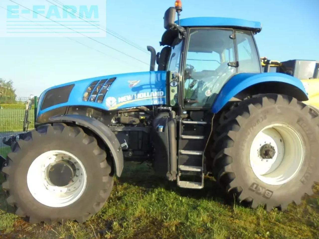 New Holland t8.330 - Traktor: slika 1 New Holland t8.330 - Traktor: slika 1