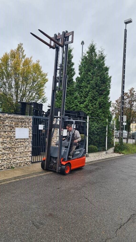 Linde E 14-02, Tripplex bis 4,5 m, Hubkraft 1.400 kg - Električni viljuškar: slika 1 Linde E 14-02, Tripplex bis 4,5 m, Hubkraft 1.400 kg - Električni viljuškar: slika 1